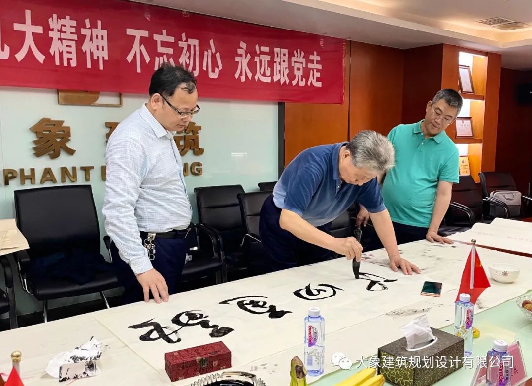 將校書(shū)法家揮毫潑墨交流活動(dòng)圓滿舉行